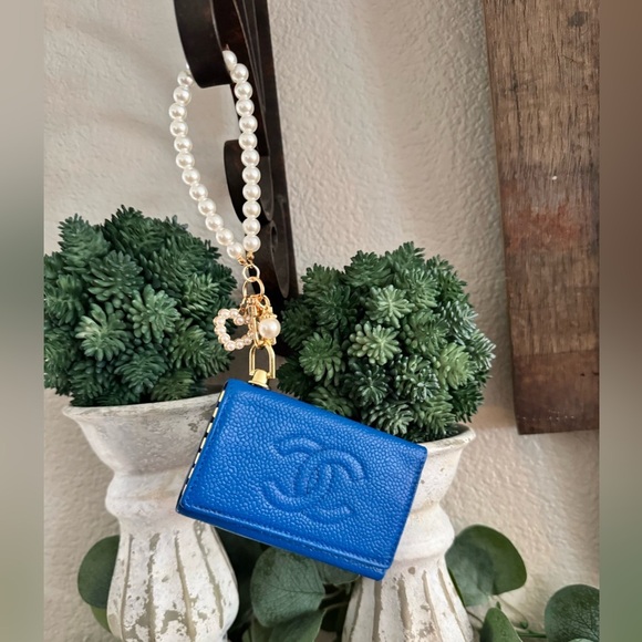 Chanel key case caviar leather with the iconic CC logo embossed on the front. - Picture 3 of 15